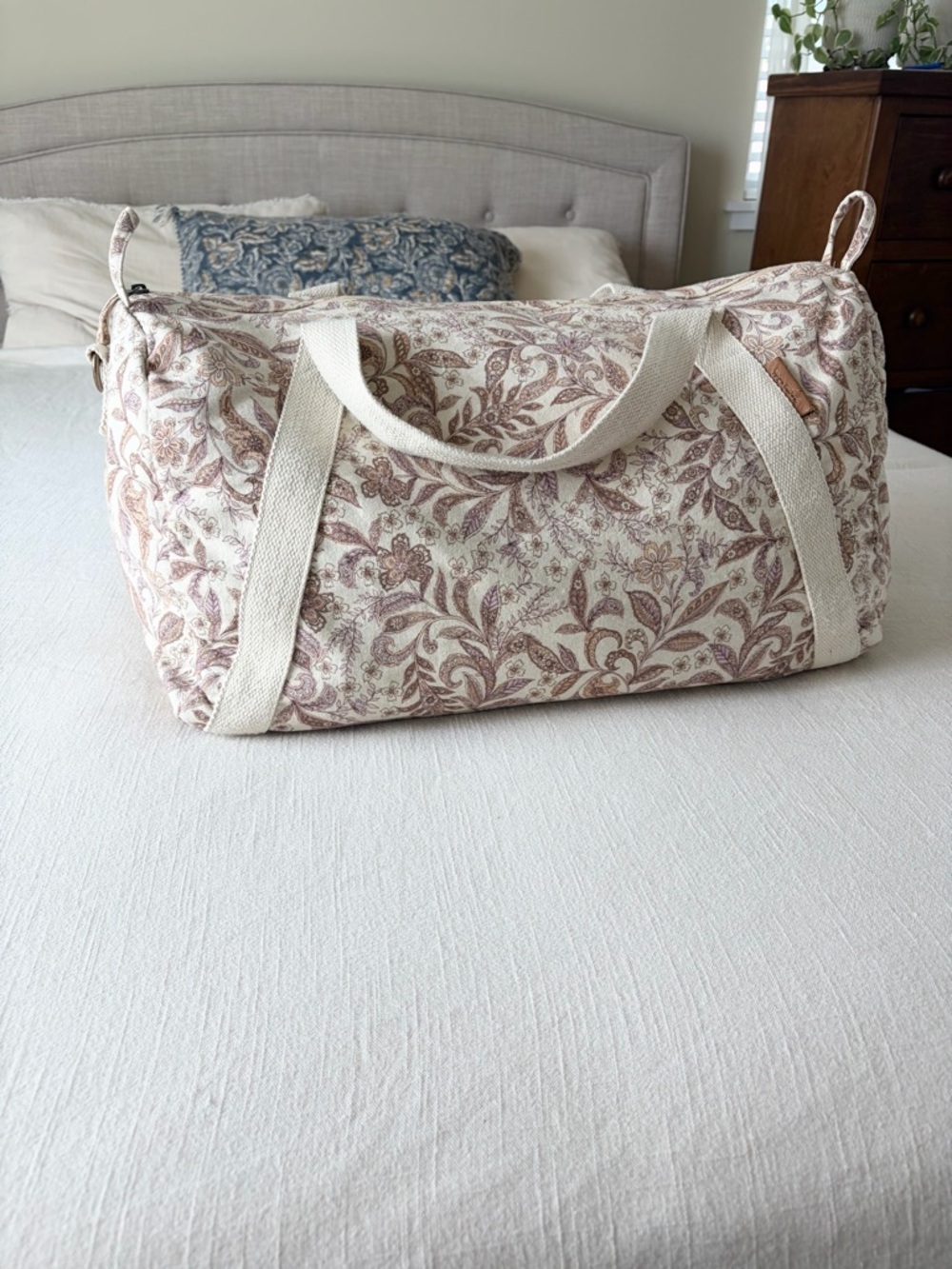 Rip Curl | Canvas Floral Weekender Bag in Cream and Mauve - Picture 2 of 6